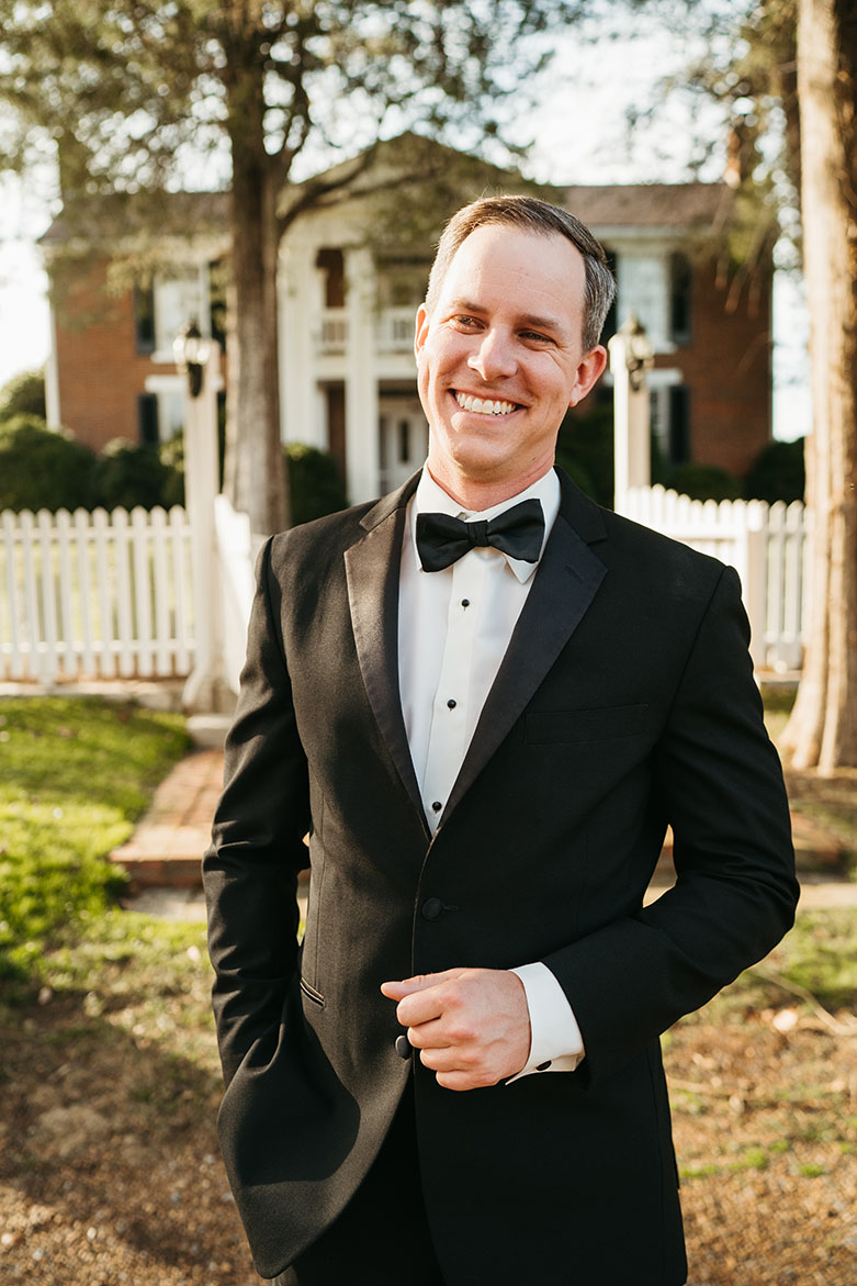 groom portrait at cheekwood in nashville