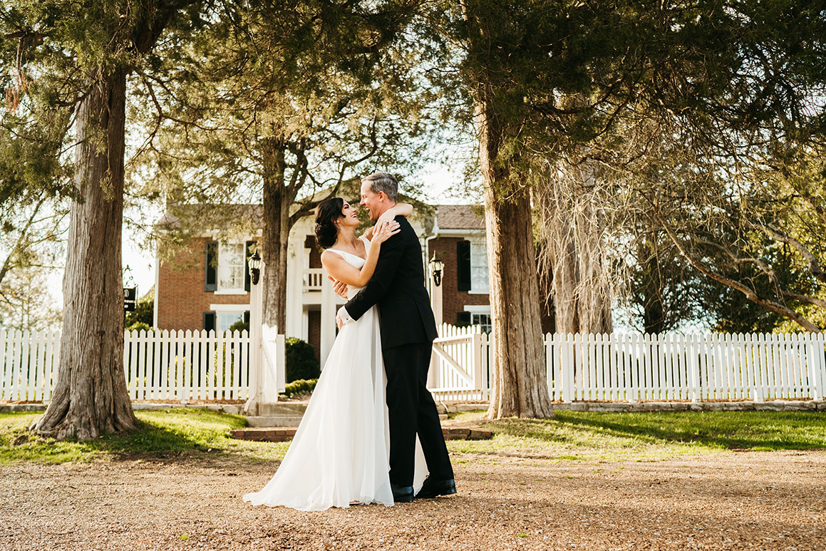 bride and groom at cheekwood in nashville