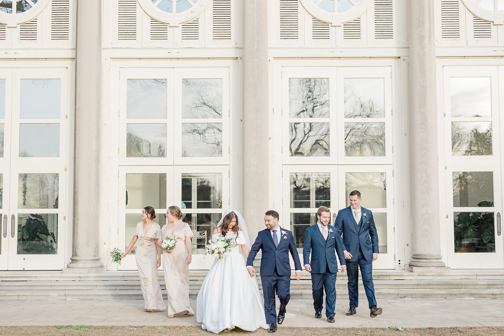 bride, groom and wedding party at cheekwood in nashville